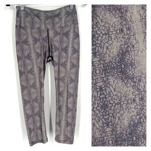 Nux Women's Rio Mid Rise Printed Yoga Cropped‎ Capri Leggings Purple gray Small